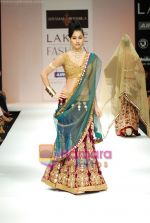 Model walks the ramp for Shyamal Bhumika Show at Lakme Winter fashion week day 4 on 20th Sept 2010 (28).JPG