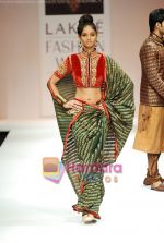 Model walks the ramp for Shyamal Bhumika Show at Lakme Winter fashion week day 4 on 20th Sept 2010 (31).JPG