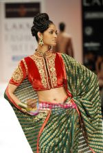 Model walks the ramp for Shyamal Bhumika Show at Lakme Winter fashion week day 4 on 20th Sept 2010 (32).JPG