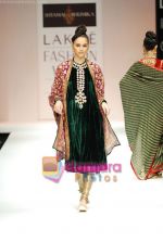Model walks the ramp for Shyamal Bhumika Show at Lakme Winter fashion week day 4 on 20th Sept 2010 (33).JPG