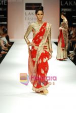 Model walks the ramp for Shyamal Bhumika Show at Lakme Winter fashion week day 4 on 20th Sept 2010 (43).JPG