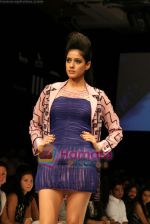 Model walks the ramp for Soup By Sougat Paul Show at Lakme Winter fashion week day 4 on 20th Sept 2010 (39).JPG