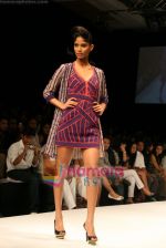 Model walks the ramp for Soup By Sougat Paul Show at Lakme Winter fashion week day 4 on 20th Sept 2010 (45).JPG