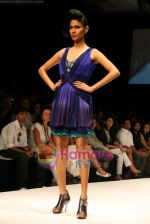 Model walks the ramp for Soup By Sougat Paul Show at Lakme Winter fashion week day 4 on 20th Sept 2010 (74).JPG