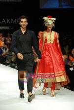 Model walks the ramp for V J Balhara Show at Lakme Winter fashion week day 3 on 19th Sept 2010 (19).JPG