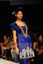 Model walks the ramp for V J Balhara Show at Lakme Winter fashion week day 3 on 19th Sept 2010 (40).JPG