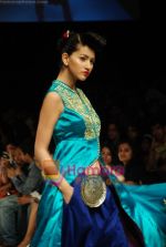 Model walks the ramp for V J Balhara Show at Lakme Winter fashion week day 3 on 19th Sept 2010 (87).JPG