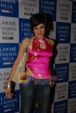 Mandira Bedi at Lakme Winter fashion week 2010 day 4 on 20th Sept 2010 (68).JPG