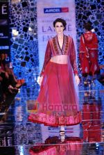 Model walks the ramp for Manish Malhotra Show at Lakme Winter fashion week day 4 on 20th Sept 2010 (101).JPG