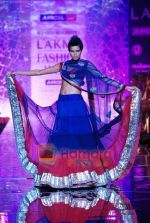 Model walks the ramp for Manish Malhotra Show at Lakme Winter fashion week day 4 on 20th Sept 2010 (11).JPG
