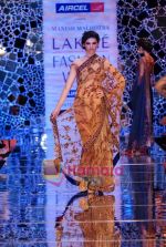 Model walks the ramp for Manish Malhotra Show at Lakme Winter fashion week day 4 on 20th Sept 2010 (114).JPG