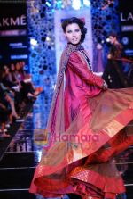 Model walks the ramp for Manish Malhotra Show at Lakme Winter fashion week day 4 on 20th Sept 2010 (119).JPG