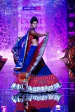 Model walks the ramp for Manish Malhotra Show at Lakme Winter fashion week day 4 on 20th Sept 2010 (12).JPG