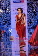Model walks the ramp for Manish Malhotra Show at Lakme Winter fashion week day 4 on 20th Sept 2010 (120).JPG