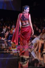 Model walks the ramp for Manish Malhotra Show at Lakme Winter fashion week day 4 on 20th Sept 2010 (127).JPG
