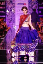 Model walks the ramp for Manish Malhotra Show at Lakme Winter fashion week day 4 on 20th Sept 2010 (24).JPG