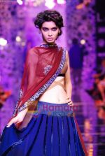 Model walks the ramp for Manish Malhotra Show at Lakme Winter fashion week day 4 on 20th Sept 2010 (26).JPG