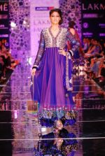 Model walks the ramp for Manish Malhotra Show at Lakme Winter fashion week day 4 on 20th Sept 2010 (27).JPG