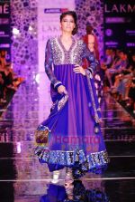 Model walks the ramp for Manish Malhotra Show at Lakme Winter fashion week day 4 on 20th Sept 2010 (28).JPG