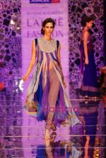 Model walks the ramp for Manish Malhotra Show at Lakme Winter fashion week day 4 on 20th Sept 2010 (31).JPG