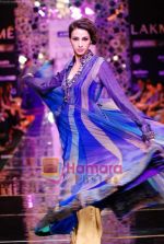 Model walks the ramp for Manish Malhotra Show at Lakme Winter fashion week day 4 on 20th Sept 2010 (33).JPG