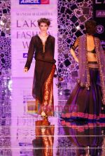 Model walks the ramp for Manish Malhotra Show at Lakme Winter fashion week day 4 on 20th Sept 2010 (39).JPG
