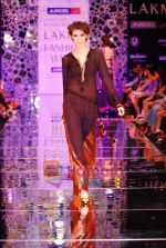 Model walks the ramp for Manish Malhotra Show at Lakme Winter fashion week day 4 on 20th Sept 2010 (41).JPG