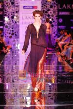 Model walks the ramp for Manish Malhotra Show at Lakme Winter fashion week day 4 on 20th Sept 2010 (42).JPG