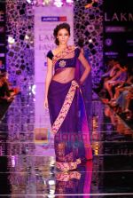 Model walks the ramp for Manish Malhotra Show at Lakme Winter fashion week day 4 on 20th Sept 2010 (43).JPG