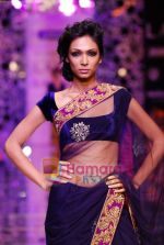 Model walks the ramp for Manish Malhotra Show at Lakme Winter fashion week day 4 on 20th Sept 2010 (46).JPG