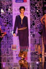 Model walks the ramp for Manish Malhotra Show at Lakme Winter fashion week day 4 on 20th Sept 2010 (47).JPG