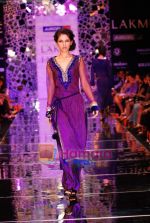 Model walks the ramp for Manish Malhotra Show at Lakme Winter fashion week day 4 on 20th Sept 2010 (52).JPG
