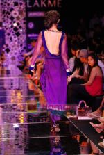 Model walks the ramp for Manish Malhotra Show at Lakme Winter fashion week day 4 on 20th Sept 2010 (55).JPG