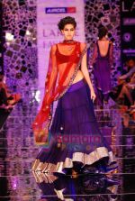 Model walks the ramp for Manish Malhotra Show at Lakme Winter fashion week day 4 on 20th Sept 2010 (57).JPG