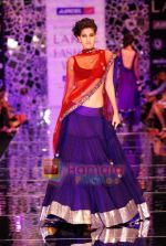 Model walks the ramp for Manish Malhotra Show at Lakme Winter fashion week day 4 on 20th Sept 2010 (58).JPG