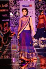 Model walks the ramp for Manish Malhotra Show at Lakme Winter fashion week day 4 on 20th Sept 2010 (60).JPG