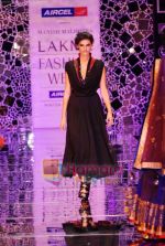 Model walks the ramp for Manish Malhotra Show at Lakme Winter fashion week day 4 on 20th Sept 2010 (65).JPG