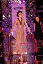 Model walks the ramp for Manish Malhotra Show at Lakme Winter fashion week day 4 on 20th Sept 2010 (72).JPG