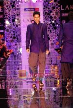 Model walks the ramp for Manish Malhotra Show at Lakme Winter fashion week day 4 on 20th Sept 2010 (76).JPG