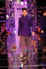 Model walks the ramp for Manish Malhotra Show at Lakme Winter fashion week day 4 on 20th Sept 2010 (77).JPG