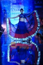 Model walks the ramp for Manish Malhotra Show at Lakme Winter fashion week day 4 on 20th Sept 2010 (8).JPG