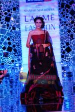 Model walks the ramp for Manish Malhotra Show at Lakme Winter fashion week day 4 on 20th Sept 2010 (82).JPG