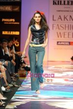 Model walks the ramp for Narendra Kumar Show at Lakme Winter fashion week day 4 on 20th Sept 2010 (66).JPG