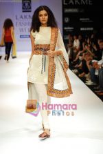 Model walks the ramp for Rehane Show at Lakme Winter fashion week day 4 on 20th Sept 2010 (48).JPG