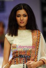 Model walks the ramp for Rehane Show at Lakme Winter fashion week day 4 on 20th Sept 2010 (51).JPG