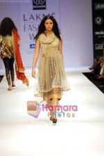 Model walks the ramp for Rehane Show at Lakme Winter fashion week day 4 on 20th Sept 2010 (55).JPG