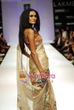 Model walks the ramp for Rehane Show at Lakme Winter fashion week day 4 on 20th Sept 2010 (65).JPG