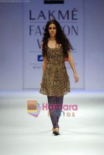Model walks the ramp for Rehane Show at Lakme Winter fashion week day 4 on 20th Sept 2010 (7).JPG