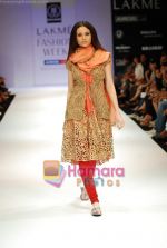Model walks the ramp for Rehane Show at Lakme Winter fashion week day 4 on 20th Sept 2010 (76).JPG