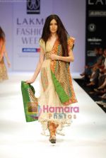 Model walks the ramp for Rehane Show at Lakme Winter fashion week day 4 on 20th Sept 2010 (78).JPG